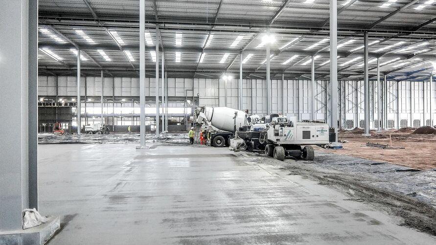 Frisch betonierte Bodenplatte im Aldi Verteilzentrum, eingebaut mit stahlfaserverstärktem Beton.