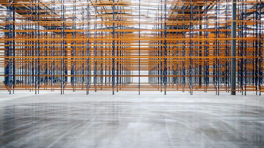 Fugenlose Bodenplatte im Amazon Logistikzentrum, ausgeführt mit stahlfaserbewehrtem Industrieboden.
