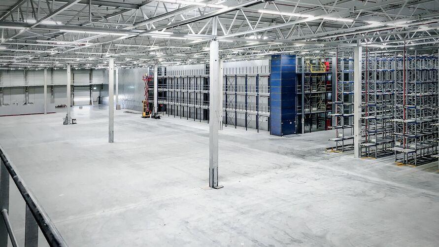 Innenansicht des BMW Teilelagers mit weitspannendem Industrieboden – belastbar, fugenarm und nachhaltig mit Stahlfasern realisiert.