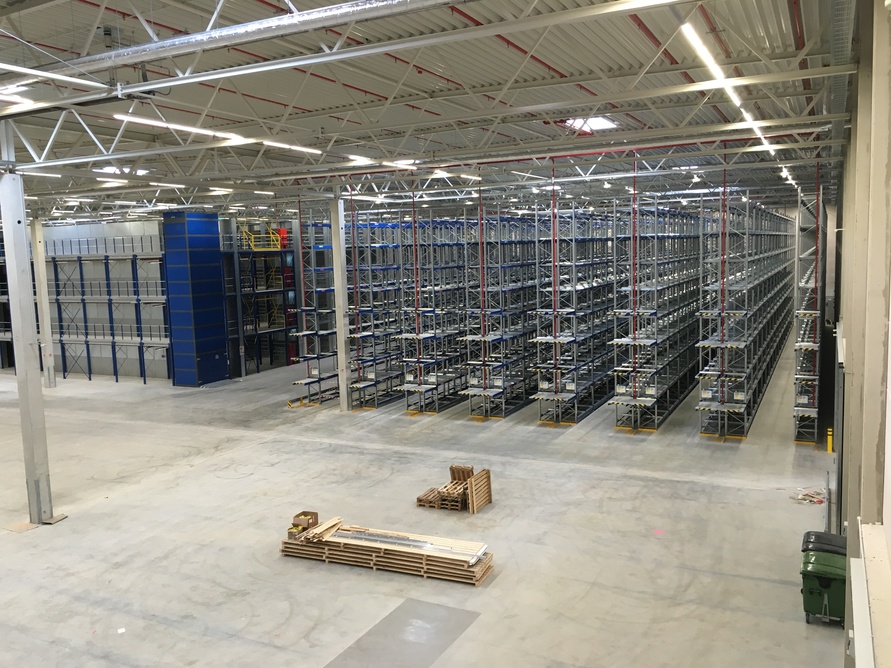 Großflächige Lagerhalle mit Hochregaltechnik im BMW Teilelager – langlebiger Industrieboden aus Stahlfaserbeton für hohe Belastungen.