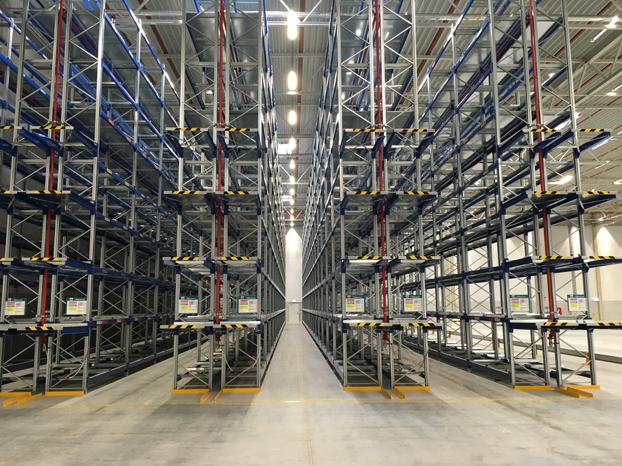 Frontale Ansicht des Hochregallagers im BMW Teilelager – fugenarmer Industrieboden mit Stahlfasern für präzise Logistikprozesse.