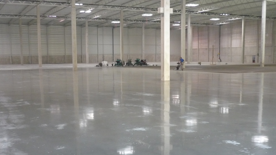 Fugenloser Industrieboden im Bosch Produktionslager, ausgeführt mit stahlfaserverstärktem Beton.