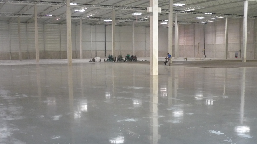 Fugenloser Industrieboden im Bosch Produktionslager, ausgeführt mit stahlfaserverstärktem Beton.