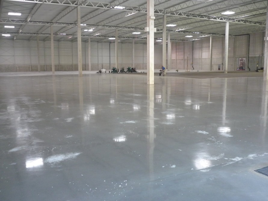 Fugenloser Industrieboden im Bosch Produktionslager, ausgeführt mit stahlfaserverstärktem Beton.