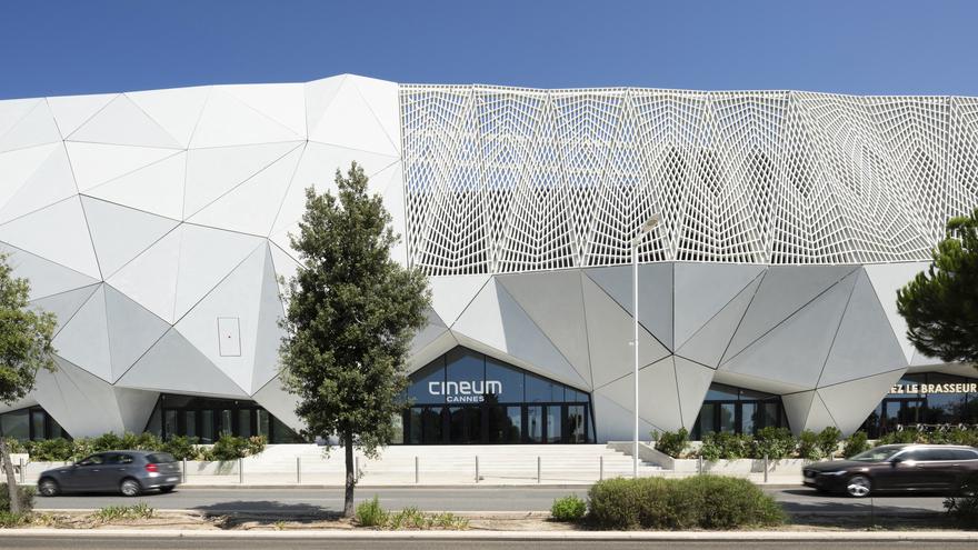 Cineum Cannes facade in UHPC Architectural UHPC facade of Cineum Cannes with polygonal and lattice elements.