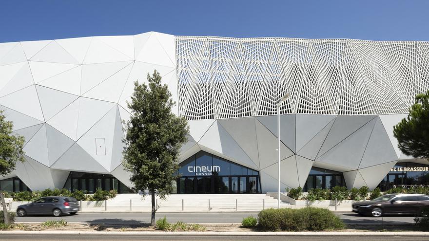 Architektonisch markante Fassade des Cineum Cannes aus UHPC mit polygonalen Elementen.