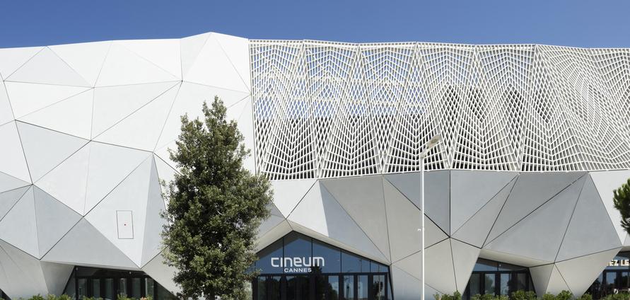 Architektonisch markante Fassade des Cineum Cannes aus UHPC mit polygonalen Elementen.