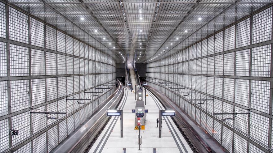 Blick auf den fertigen Bahnsteig des City-Tunnels Leipzig mit Glasbaustein-Wänden und architektonisch markantem Lichtkonzept.