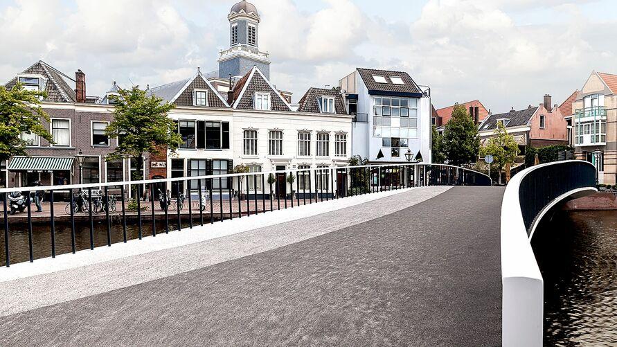 Katarinenbrücke mit geschwungenem UHPC-Geländer und Blick auf die angrenzende Altstadt.