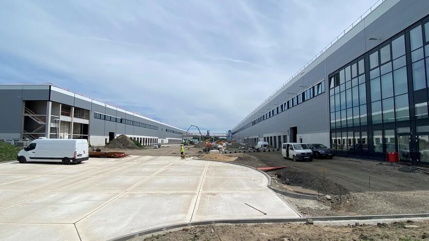 Baufortschritt im Logistikpark Bottrop mit stahlfaserbewehrter Bodenplatte auf &uuml;ber 50.000 m&sup2; f&uuml;r Yusen Logistics im Auftrag von Prologis