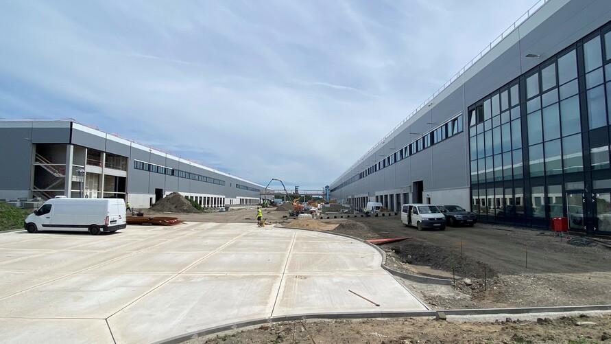 Baufortschritt im Logistikpark Bottrop mit stahlfaserbewehrter Bodenplatte auf über 50.000 m² für Yusen Logistics im Auftrag von Prologis