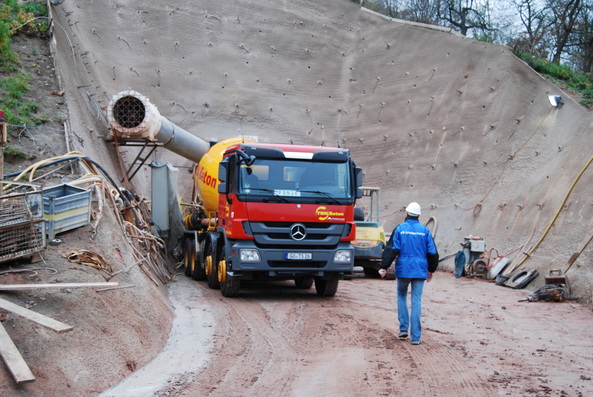 Stahlfaserbeton-LKW der Firma TSN Beton bei der Anlieferung am Schürzebergtunnel, im Bereich der Hangsicherung mit vorbereiteten Spritzbetonflächen