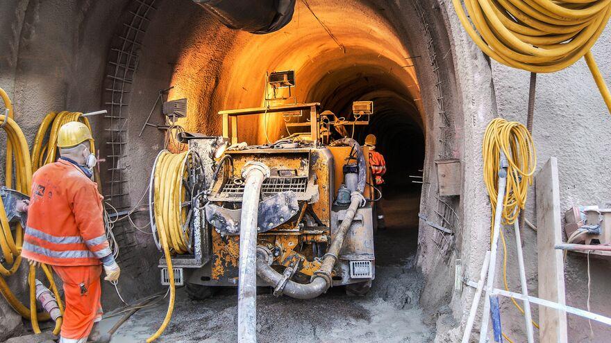 Steel fibre shotcrete in the Schürzebergtunnel emergency escape gallery Application of permanent steel fibre shotcrete in the 240 m long emergency escape gallery of the Schürzebergtunnel in line with new EU safety standards