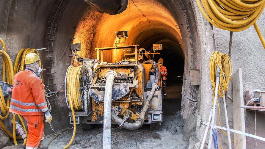 Einbau von dauerhaftem Stahlfaserspritzbeton im 240 m langen Personenfluchtstollen des Schürzebergtunnels gemäß neuer EU-Sicherheitsrichtlinien