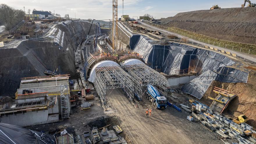 Baustelle der Ortsumgehung Hosingen mit Schalung und Traggerüst für zwei Tunnelröhren, Einsatz von PP-Fasern für Brandschutz in nachhaltiger Infrastruktur