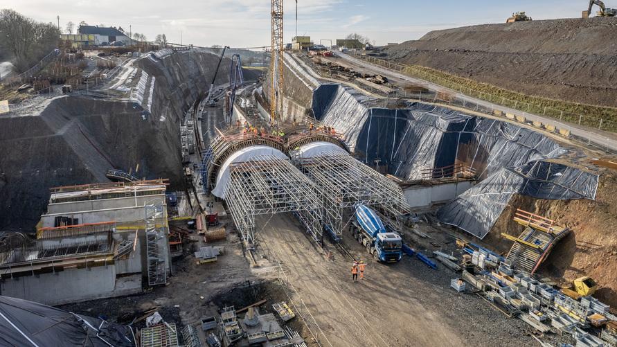 Baustelle der Ortsumgehung Hosingen mit Schalung und Traggerüst für zwei Tunnelröhren, Einsatz von PP-Fasern für Brandschutz in nachhaltiger Infrastruktur