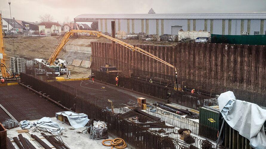 Einbau von Faserbeton C25/30 bei der Südgürtel-Unterführung in Graz mit 1,2 kg/m³ Fibrin 3/15 Fasern und Betonförderung per Pumpe