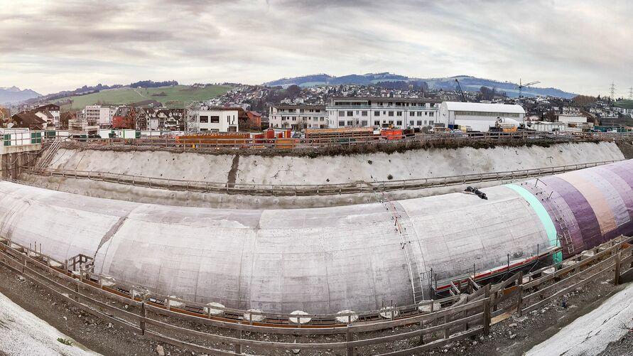 Tunnelbau der Südumfahrung Küssnacht mit stahlfaserverstärkten Betonelementen und farbcodierter Tunnelsegmentierung auf der Baustelle