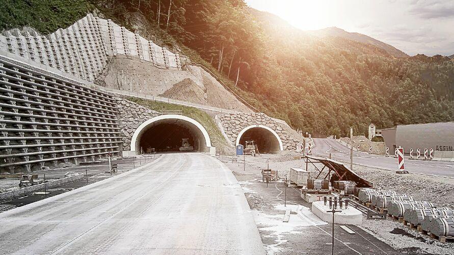 Tunnelkonstruktion der S35 bei Mixnitz mit Innenschale und Spritzbeton.